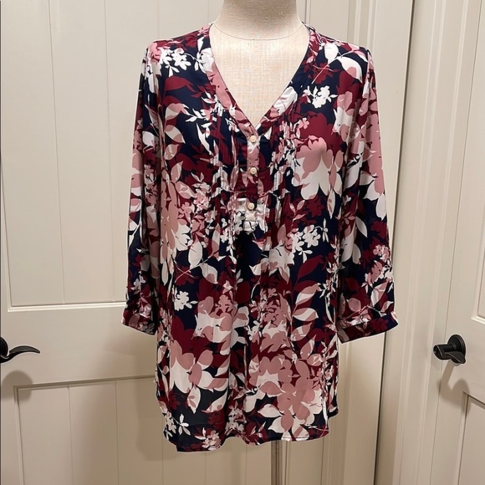 NWT August Silk Burgundy Floral V-Neck Blouse Size L Pintuck Front 3/4 Sleeves